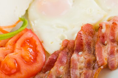 Domuz pastırmalı yumurta ve sebze.