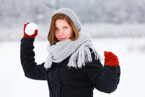 Meisje met de voorbereiding om te gooien sneeuwbal — Stockfoto