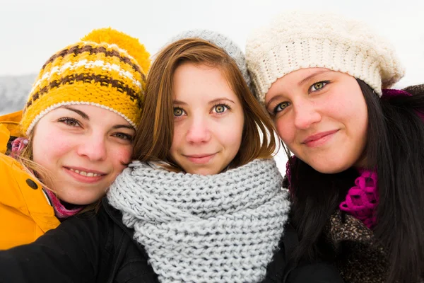 Tre flickor gör selfie — Stockfoto