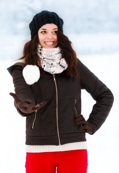 Menina jogando com bola de neve — Fotografia de Stock