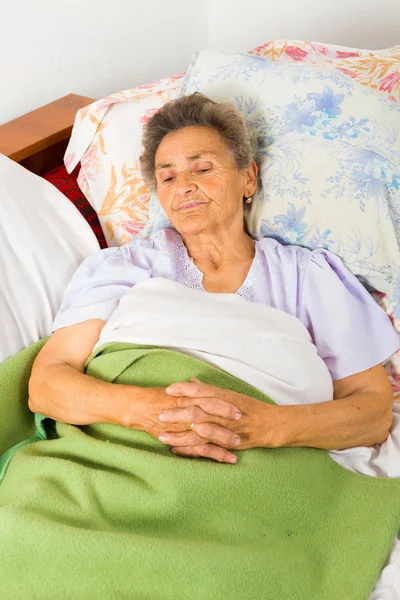 Serene senior vrouw zeggen gebeden in bed voordat u gaat slapen — Stockfoto