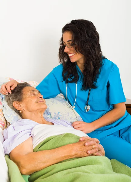 Verpleegster met oudere vrouw — Stockfoto