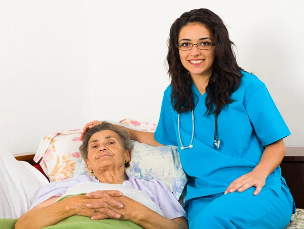 Enfermeira Cuidando de Pacientes Idosos — Fotografia de Stock