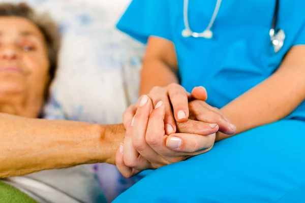 Verpleegkundigen helpen oudere vrouw — Stockfoto