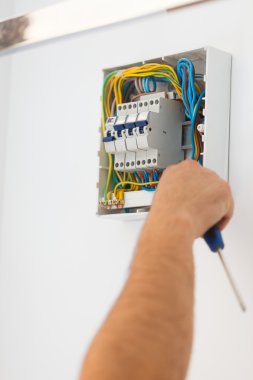 Elektrikçi adam sabitleme sigorta