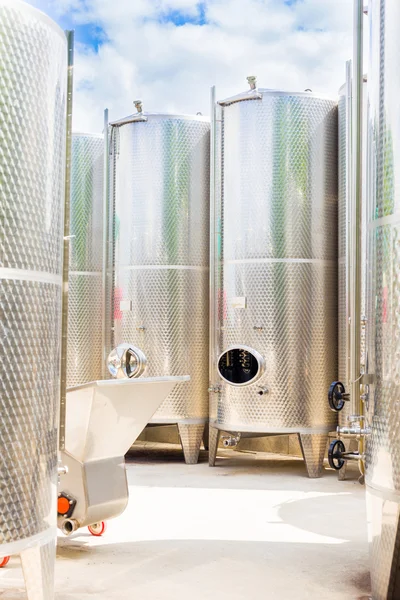 Rezervoare de fermentare suc de struguri în aer liber — Fotografie, imagine de stoc
