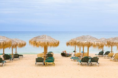 Güneş şemsiyesi ile Akdeniz sahil