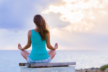 yoga meditasyon poz bir bankta oturan Bayan