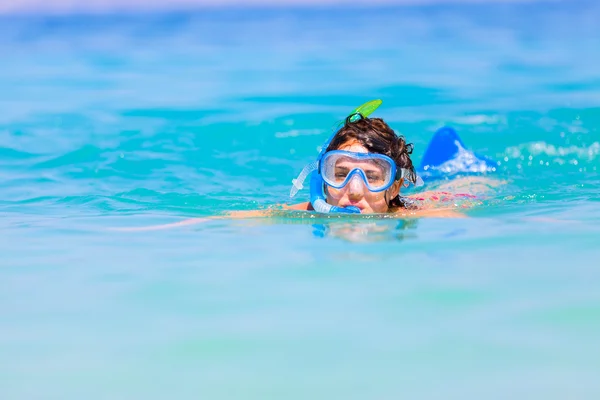 Donna che fa snorkeling nell'oceano blu — Foto Stock