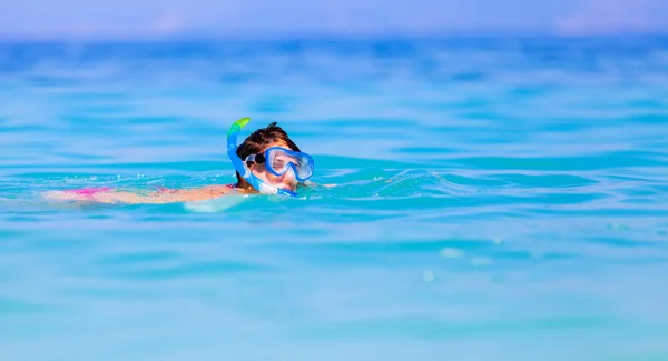 Woman snorkeling in the blue ocean — Stock Photo, Image