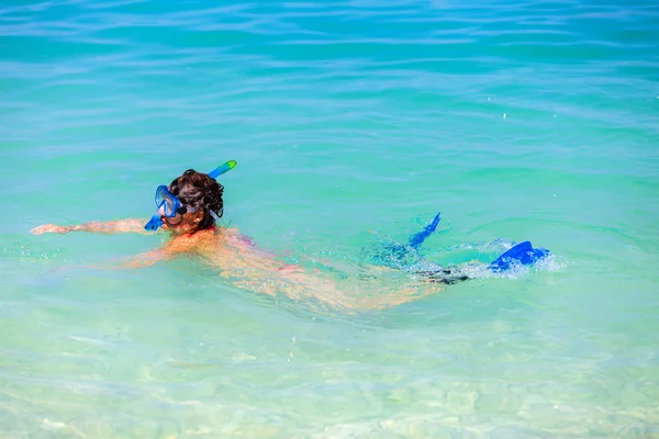 Mujer en el mar Mediterráneo snorkeling — Foto de Stock