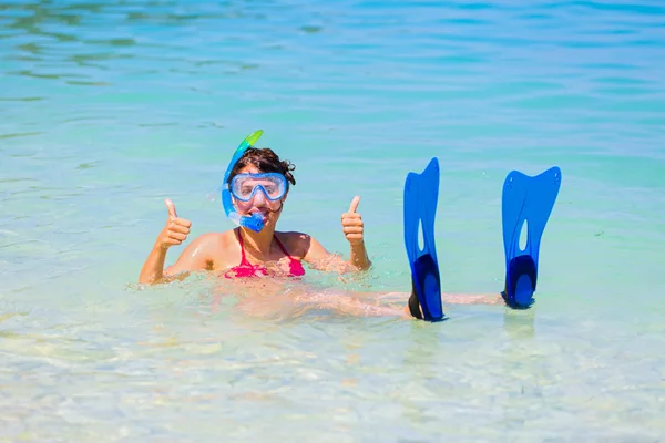 Ragazza con attrezzatura da snorkeling e pinne che mostrano pollici in su — Foto Stock