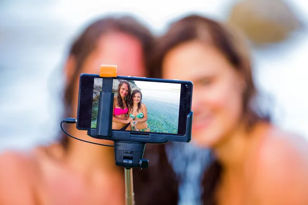 Amis sur les rives de la mer prendre un selfie — Photo