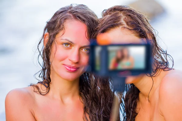 Woman with her friend making a selfportrait with a phone — Stock Photo, Image