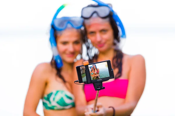 Women friends taking a selfportrait — Stock Photo, Image