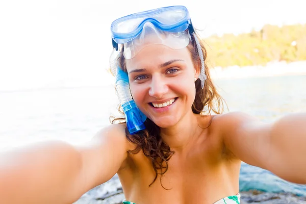 Donna prendendo un selfie sulle rive rocciose — Foto Stock