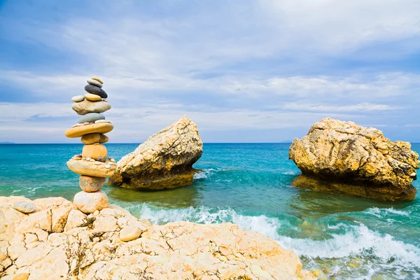 See side sculpture made of rocks — Stock Photo, Image