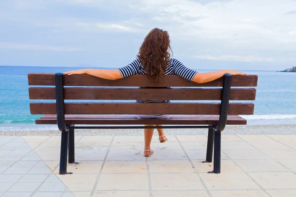 Lady njuter av den fantastiska utsikten vid stranden — Stockfoto