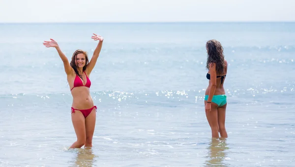 Donne in piedi nelle acque salate — Foto Stock