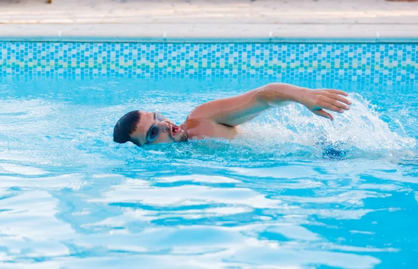 Pria berenang di kolam renang — Stok Foto