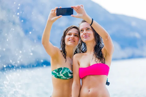Freundinnen machen ein Selfie am Ufer — Stockfoto