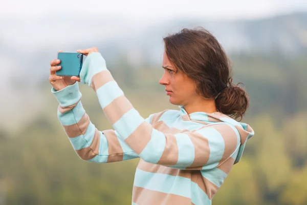 Dziewczyna za pomocą smartfona — Zdjęcie stockowe