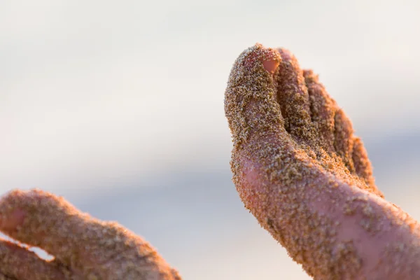砂の中の散歩の後女性の足 — ストック写真