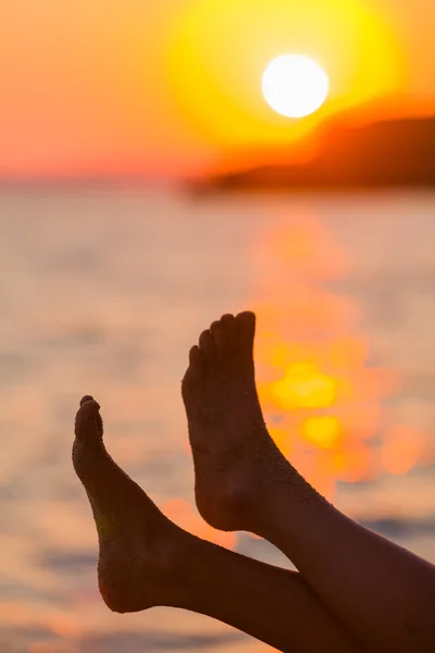 Partján naplementében gondatlan láb — Stock Fotó