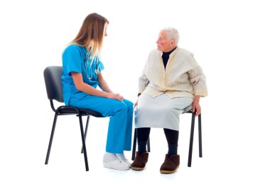 Doktor ve yaşlı hasta konuşuyor