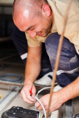 Handy man kablolar ile çalışma