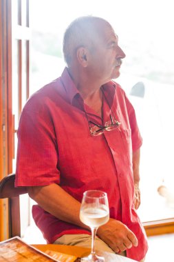 adam bir bardak şarap yanındaki düşünme