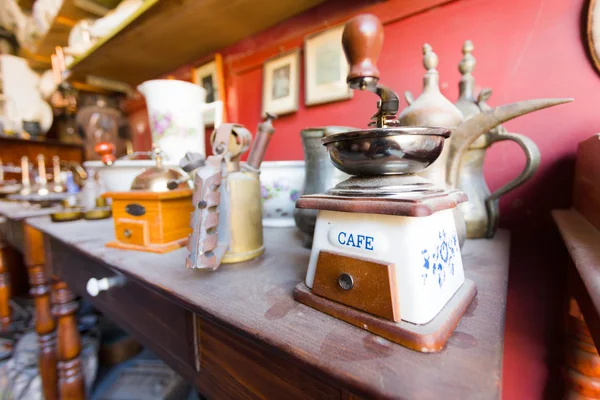 Coffe kvarnen i en antikaffär — Stockfoto