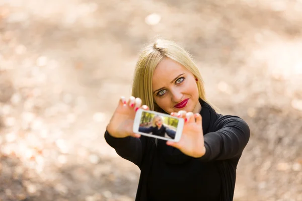 Söt blond tjej med selfie — Stockfoto