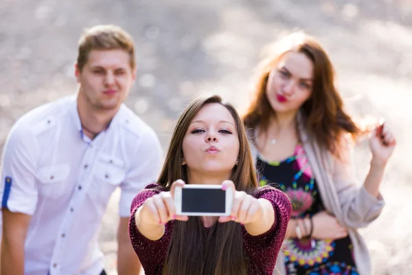 Przyjaciele przy selfie — Zdjęcie stockowe