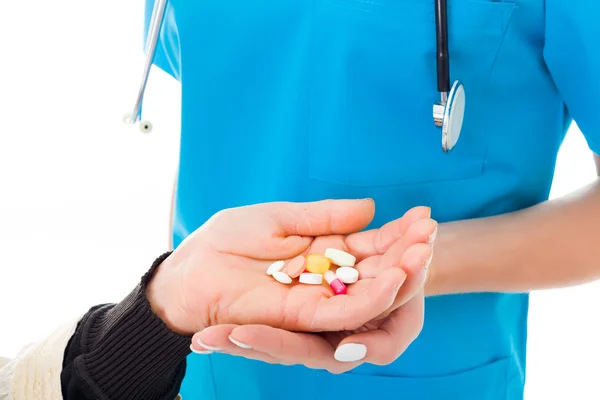 Sjuksköterskan ger läkemedel till äldre patienter — Stockfoto