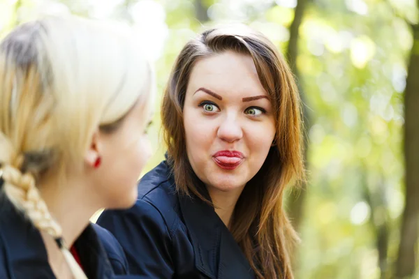 Leuk meisje zetten haar tong — Stockfoto