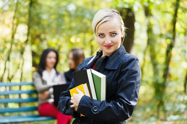 Ragazza nel campus — Foto Stock