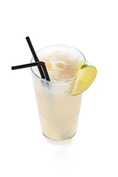 Cóctel dulce de piña colada con ron — Foto de Stock