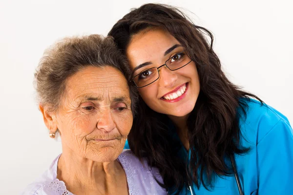 Äldre patienter med hennes vårdande dotterdotter sjuksköterska — Stockfoto