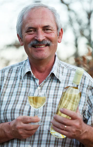 Oudere man lachen met wijn — Stockfoto