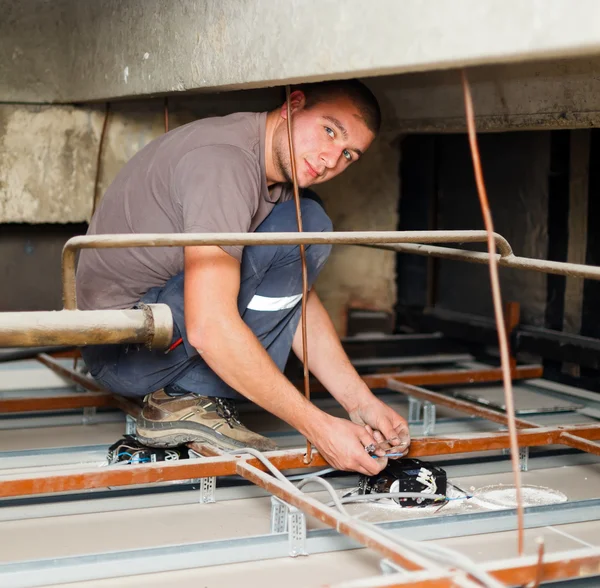 Elektriciteit specialist werken — Stockfoto