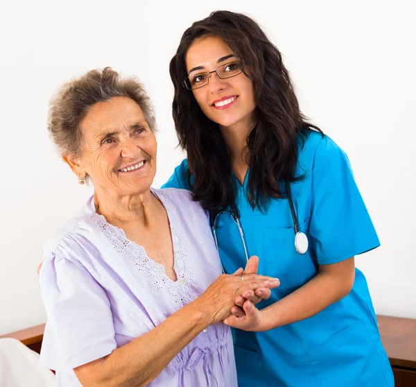 Krankenschwester kümmert sich um ältere Patienten — Stockfoto