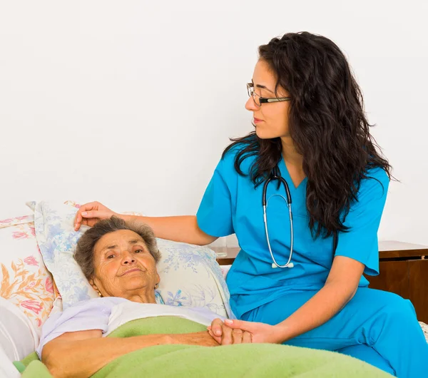 Sjuksköterska att ta hand om äldre patienter — Stockfoto