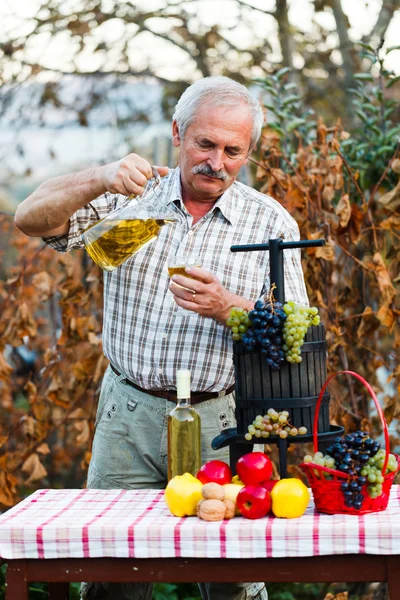 Homem derramando vinho em um copo — Fotografia de Stock