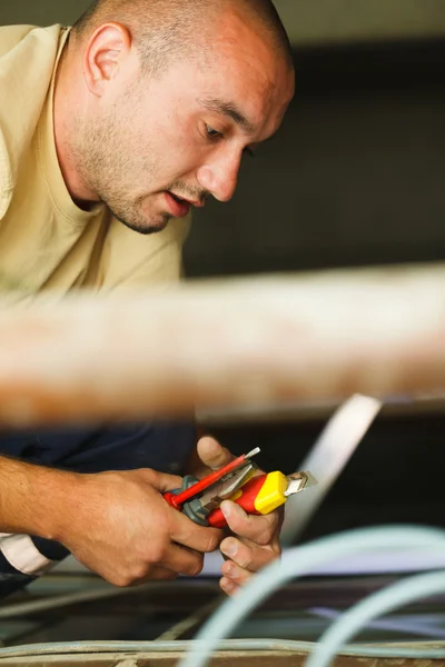 Elektricien man aan het werk — Stockfoto