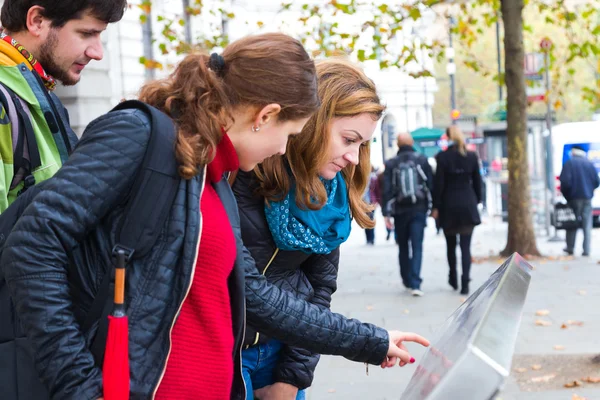 Tourists reading a panel — ストック写真