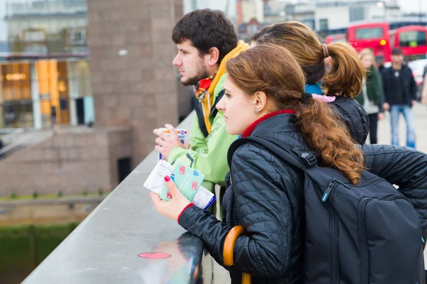 Turistas de pie en el puente de Londres — Foto de Stock