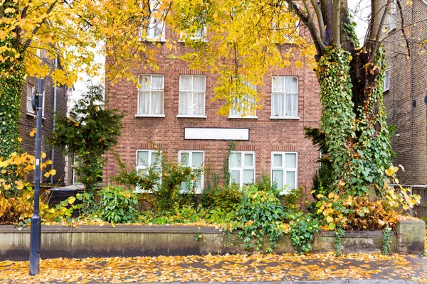 British  guesthouse in fall — 图库照片