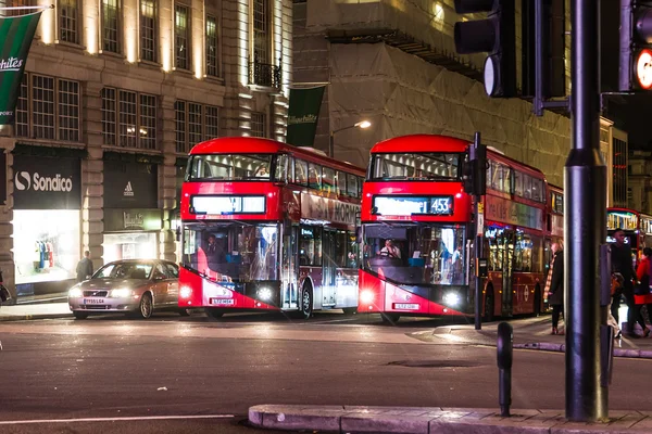 Trafiic Londyn nocą — Zdjęcie stockowe