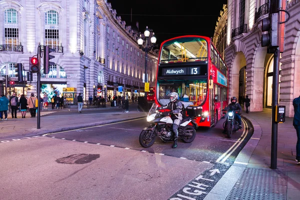 Londres trafiic à noite — Fotografia de Stock